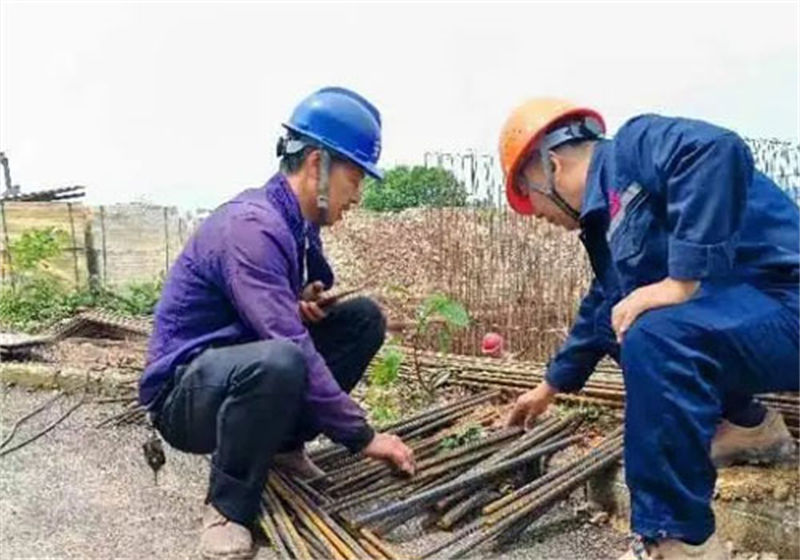 齐心协力解难题（tí） 团结互助显（xiǎn）真情